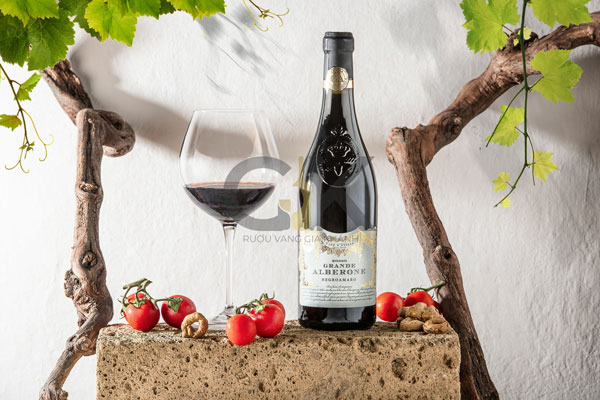 Rượu vang Grande Alberone Negroamaro Grande Alberone Negroamaro như một lời mời gọi bạn cùng ngồi lại đắm mình trong vùng đất Puglia nước Ý