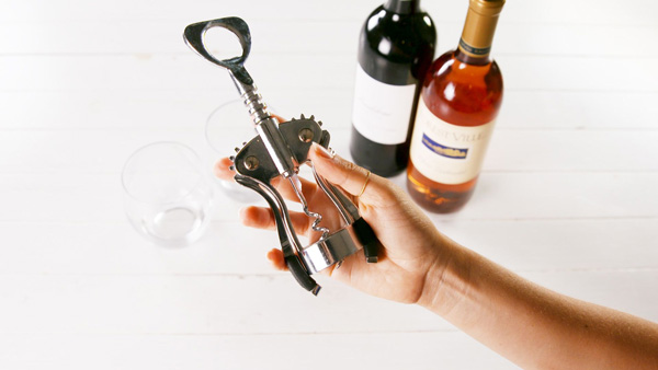 11 Cách mở rượu vang bằng đồ khui hoặc không cần dụng cụ Cách mở rượu vang bằng Winged Corksew