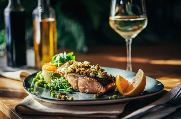 Hướng dẫn cơ bản khi kết hợp rượu vang với đồ ăn Chardonnay kết hợp với cá hồi