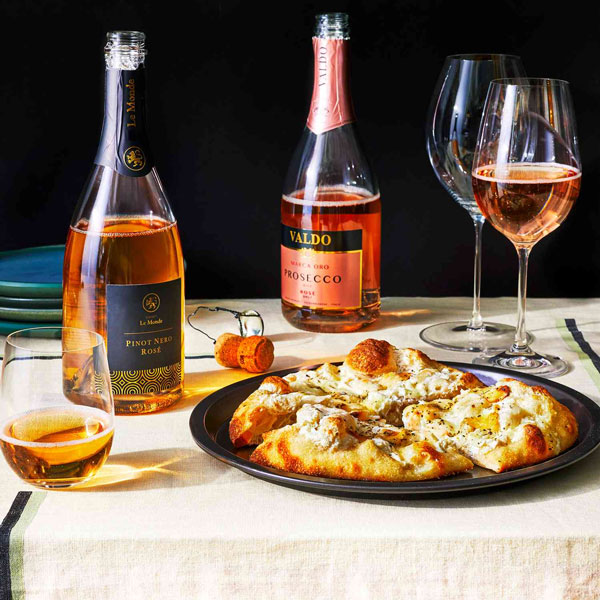 Hướng dẫn cơ bản khi kết hợp rượu vang với đồ ăn Pizza chay cùng rượu vang hồng là một sự kết hợp tuyệt hảo
