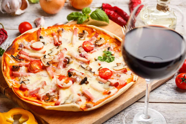 Hướng dẫn cơ bản khi kết hợp rượu vang với đồ ăn Pizza thịt, phô mai kết hợp cùng rượu vang đỏ đậm đà