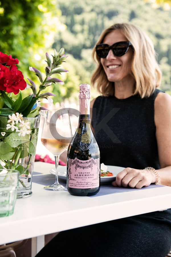 Rượu vang Grande Alberone Prosecco Rosé DOC Grande Alberone Prosecco Rose là một biểu tượng của sự nữ tính