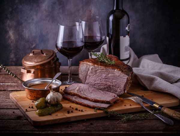 Hướng dẫn cơ bản khi kết hợp rượu vang với đồ ăn Rượu vang đỏ Cabernet Sauvignon kết hợp rất tốt với thịt đỏ