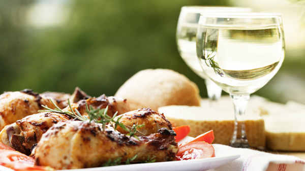 Hướng dẫn kết hợp rượu vang với đồ nướng BBQ Gà nướng BBQ cùng rượu vang trắng