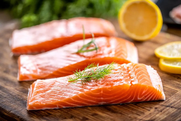 Ăn hải sản uống rượu vang gì? Cá hồi là tiêu biểu của cá thịt hồng