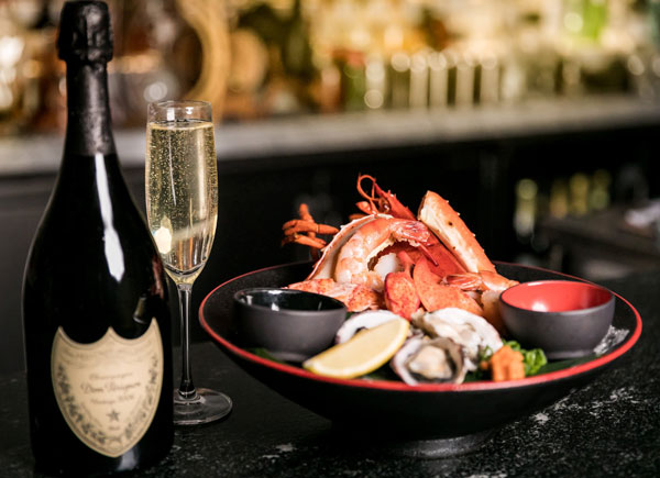 Ăn hải sản uống rượu vang gì? Vang sủi bọt như Champagne phù hợp với hầu hết các loại hải sản