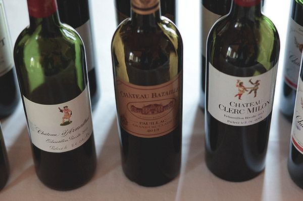 Fine wine là gì? Tất tần tật về rượu vang hảo hạng Vỏ các chai rượu Fine Wine hầu hết đều có màu xanh
