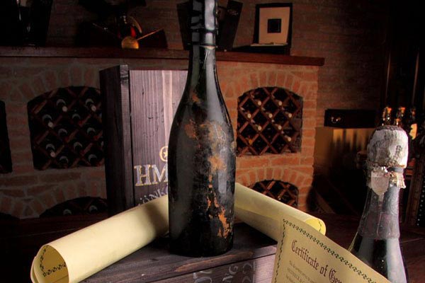 Đâu là loại rượu vang Pháp đắt nhất thế giới? Chai rượu HeidSieck Diamant Bleu 1907