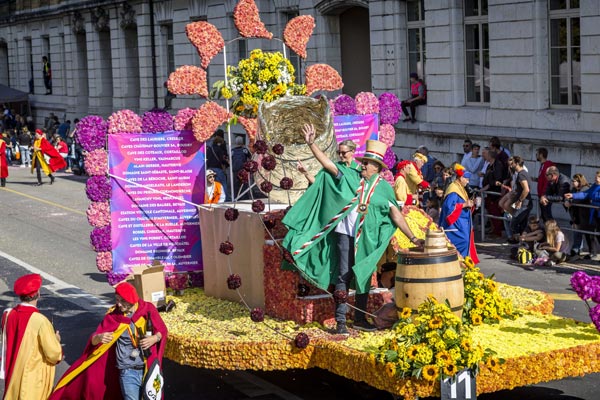 Diễu hành tại Fête des Vendanges - Một trong các lễ hội rượu vang ở Pháp