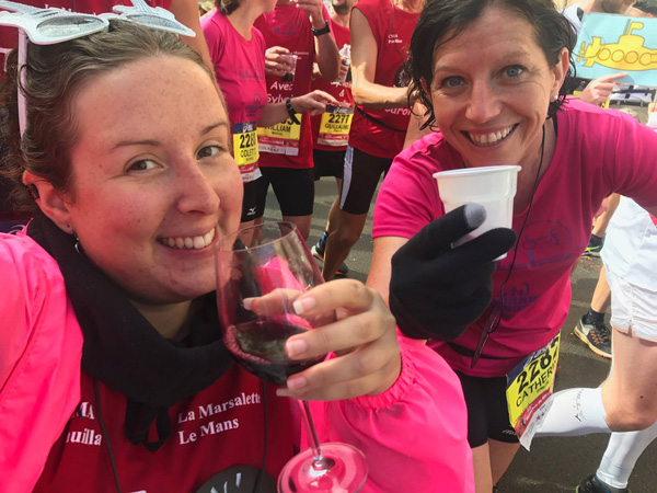 Những người tham gia Marathon du Medoc được phục vụ rượu vang bởi các quầy giải khát địa phương.