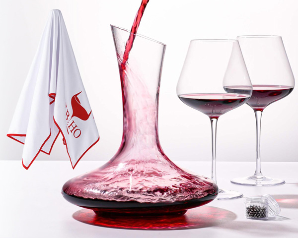 Mọi điều bạn cần biết về giống nho Merlot Phục vụ Merlot với ly bầu rộng và decanter