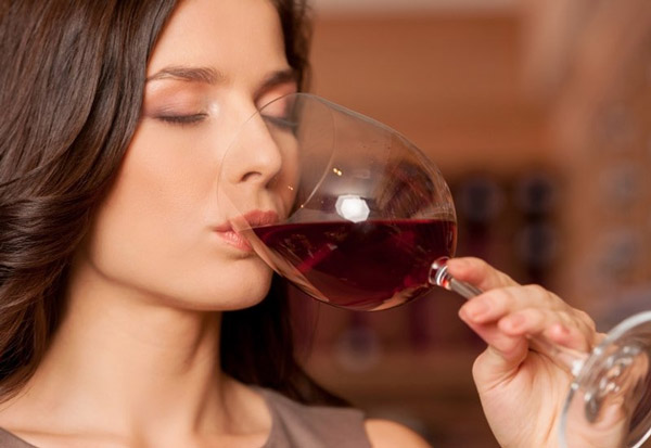 Hướng dẫn bạn cách uống rượu vang chuẩn chuyên gia Cách uống rượu vang bước 7: Nếm thử rượu vang
