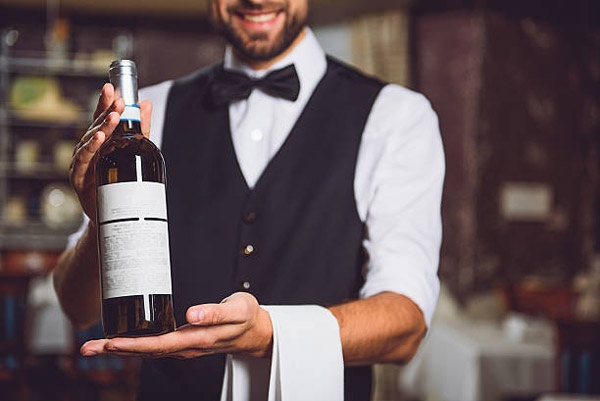 Quy trình phục vụ rượu vang chuyên nghiệp từ A đến Z Mời khách kiểm tra chai rượu vang
